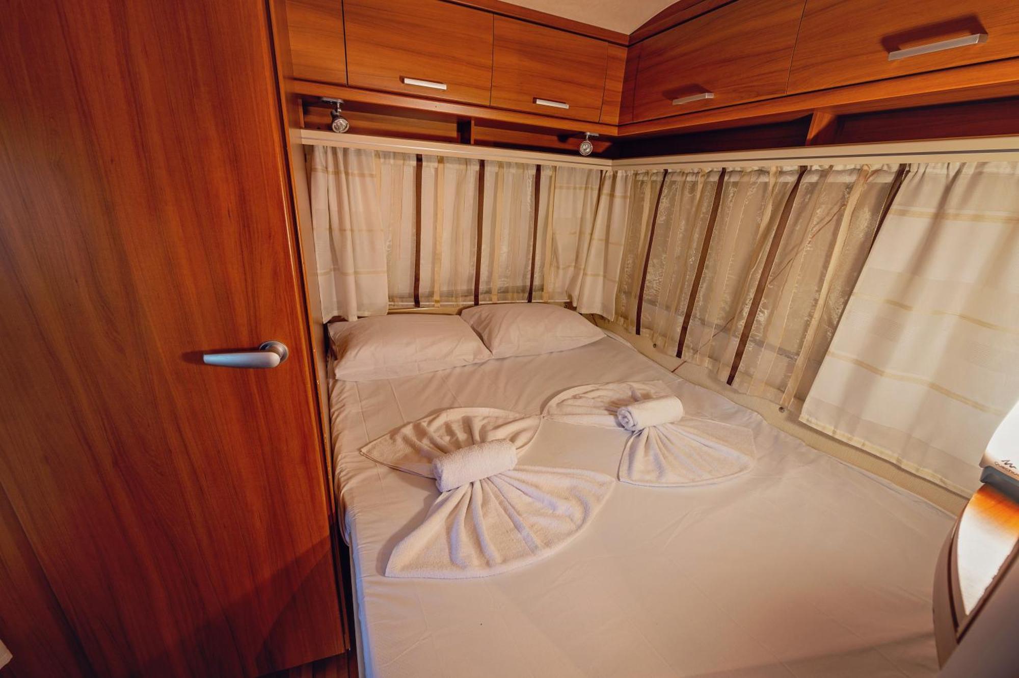 Каравани Avi Iris Фичоза Hotel Varna Eksteriør billede